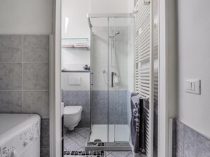 Combined shower/bathtub, hair dryer, bidet, towels