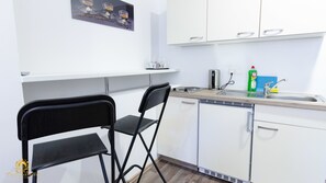 Studio Standard, 1 lit double, pas de fenêtre, rez-de-chaussée | Coin cuisine privé | Réfrigérateur, batterie de cuisine, vaisselle et ustensiles