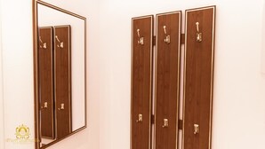 Conjunto de portas de guarda-roupa em madeira com espelho no lado esquerdo.