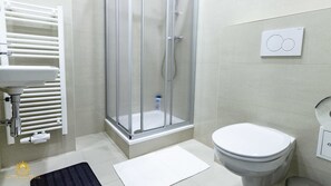 Studio Standard, 1 lit double, pas de fenêtre, rez-de-chaussée | Salle de bain | Serviettes fournies