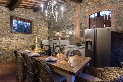 VILLA CLARA Luxury 5 bedrooms Lakefront Farmhouse Villa with Private Pool on the Lucca Hills