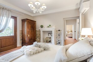 5 chambres, fer et planche à repasser, draps fournis