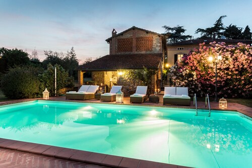 VILLA CLARA Luxury 5 bedrooms Lakefront Farmhouse Villa with Private Pool on the Lucca Hills