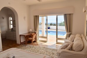 5 Schlafzimmer, Zimmersafe, Schreibtisch, Bügeleisen/Bügelbrett
