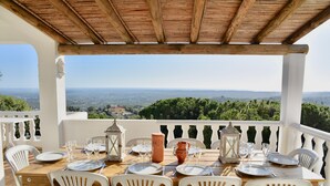 A table set for dining with a view of the landscape. - Individual villa with spectacular views of the ocean and the Algarve (ALFARROBEIRA)
