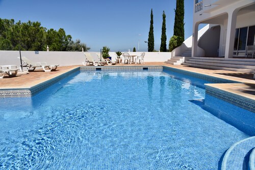 Individual villa with spectacular views of the ocean and the Algarve