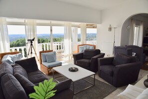 تلفزيون، مدفأة، كُتُب