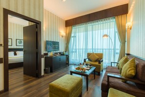 行政套房, 1 间卧室, 热水浴缸, 泳池景观 | 客房景观