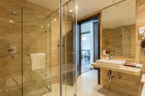 Suite Exécutive, 1 chambre, bain à remous, vue piscine | Salle de bain | Articles de toilette gratuits, sÚche-cheveux, peignoirs, chaussons