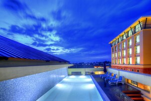 室外泳池；07:00 至 19:00 開放；泳池傘、躺椅