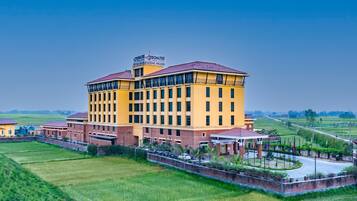 Vista frontal de la propiedad por la tarde o noche