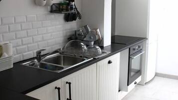 Réfrigérateur, micro-ondes, four, plaque de cuisson