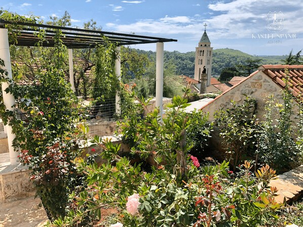 Property grounds - 17th Century Castle on Dalmatian island (Cara)