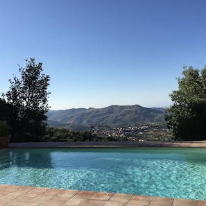 Una piscina al aire libre, una piscina climatizada