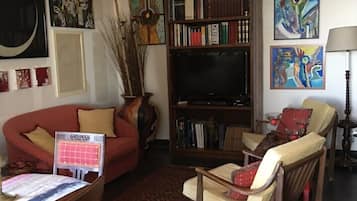 Smart TV, fireplace, DVD player, table tennis