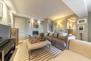 Una Smart TV, una chimenea