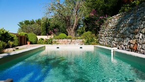 Una piscina al aire libre, una piscina climatizada