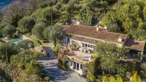 A villa with a tiled roof, surrounded by lush greenery and a stone pathway leading to a swimming pool. - Villa La Lavande Has A Heated Pool And Magnificent Sea, Golf And Mountain Views (Châteauneuf-Grasse)
