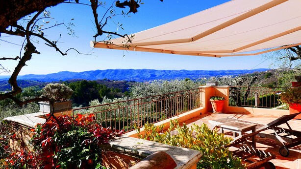 A terrace with a view of mountains, a table, chairs, and potted plants. - Villa La Lavande Has A Heated Pool And Magnificent Sea, Golf And Mountain Views (Châteauneuf-Grasse)