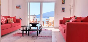 Fernseher, DVD-Player, Bücher, Stereoanlage