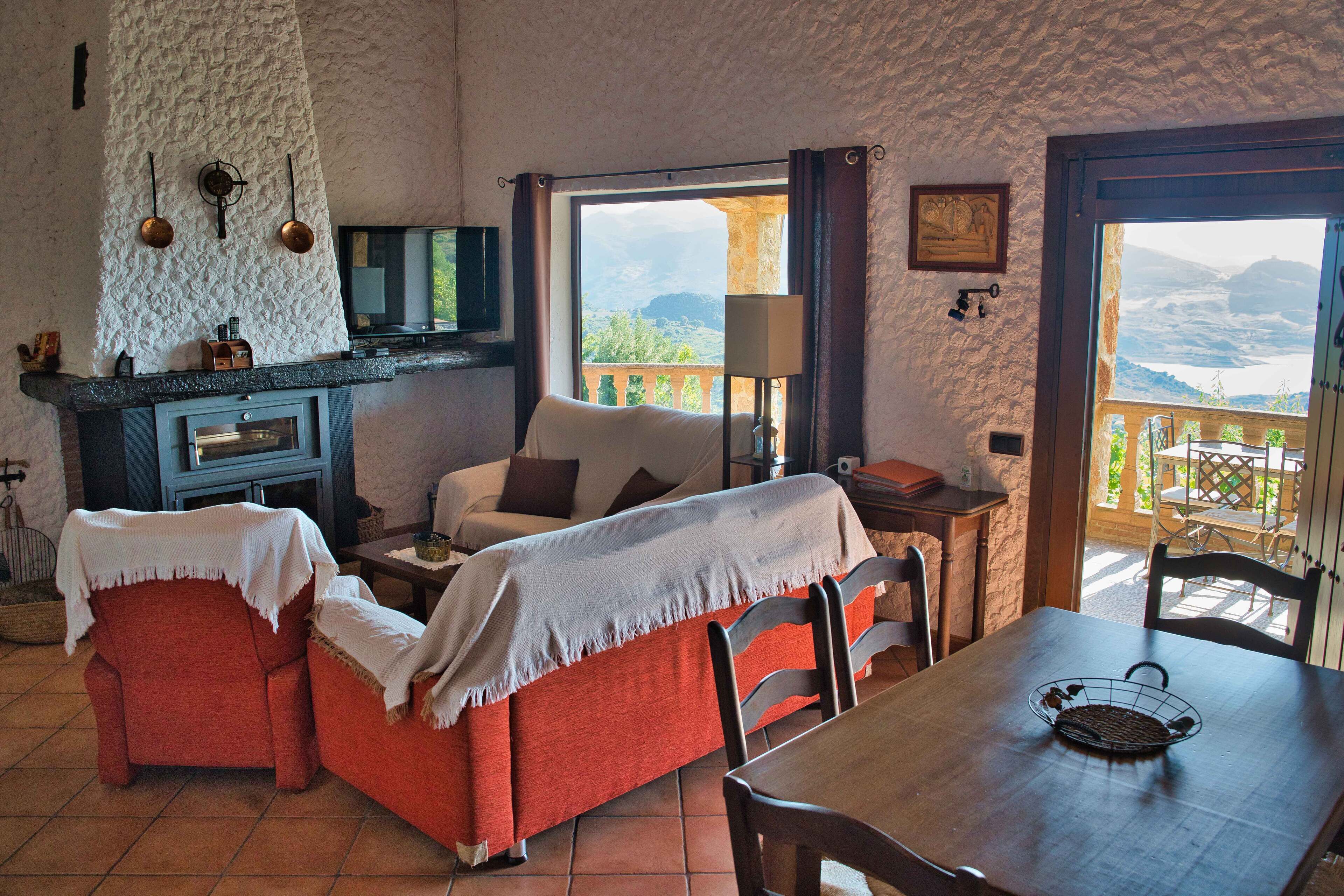 Una Smart TV, una chimenea, videojuegos