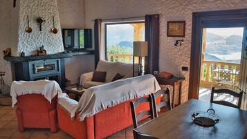 Una Smart TV, una chimenea, videojuegos