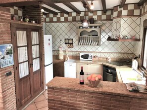 Cafeteira/chaleira, geladeira, micro-ondas, fogão