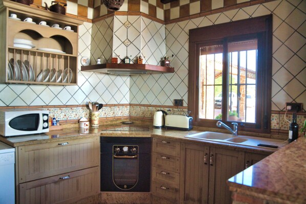Coffee/tea maker, fridge, microwave, oven