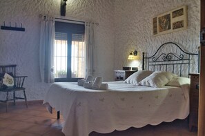 3 bedrooms, iron/ironing board, travel cot, WiFi - The Golden Valley: A rural paradise in the Sierra de Cádiz. (El Gastor)