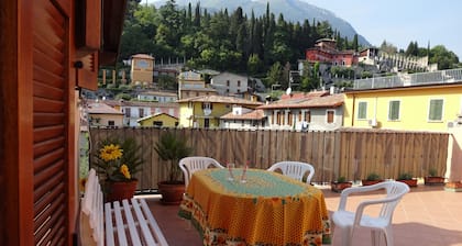 Elegante appartamento sul lago  con parcheggio privato e terrazza