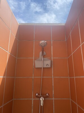 Banheira, secador de cabelo, toalhas de banho, sabonete