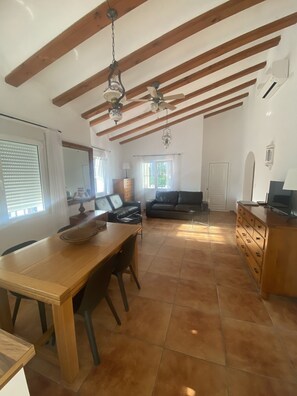 Smart TV, reproductor de DVD y libros 