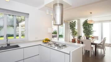 冷蔵庫、電子レンジ、オーブン、コンロ