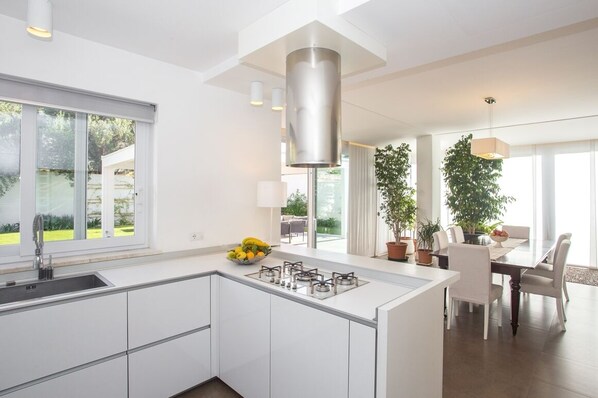 Fridge, microwave, oven, stovetop - Modern detached villa near the beach of Mondello (Palermo)