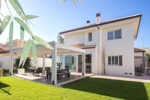Outdoor dining - Modern detached villa near the beach of Mondello (Palermo)