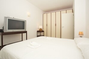 5 chambres, coffre-fort, fer et planche Ă repasser