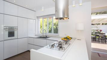 冷蔵庫、電子レンジ、オーブン、コンロ