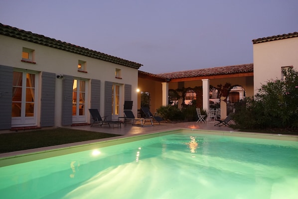 Een verwarmd zwembad