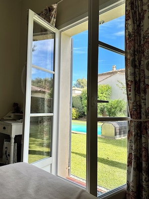 3 quartos, ferros/tábuas de passar roupa, berço de viagem
