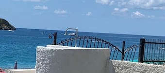 Beach villa facing Cirella island with garden and private parking