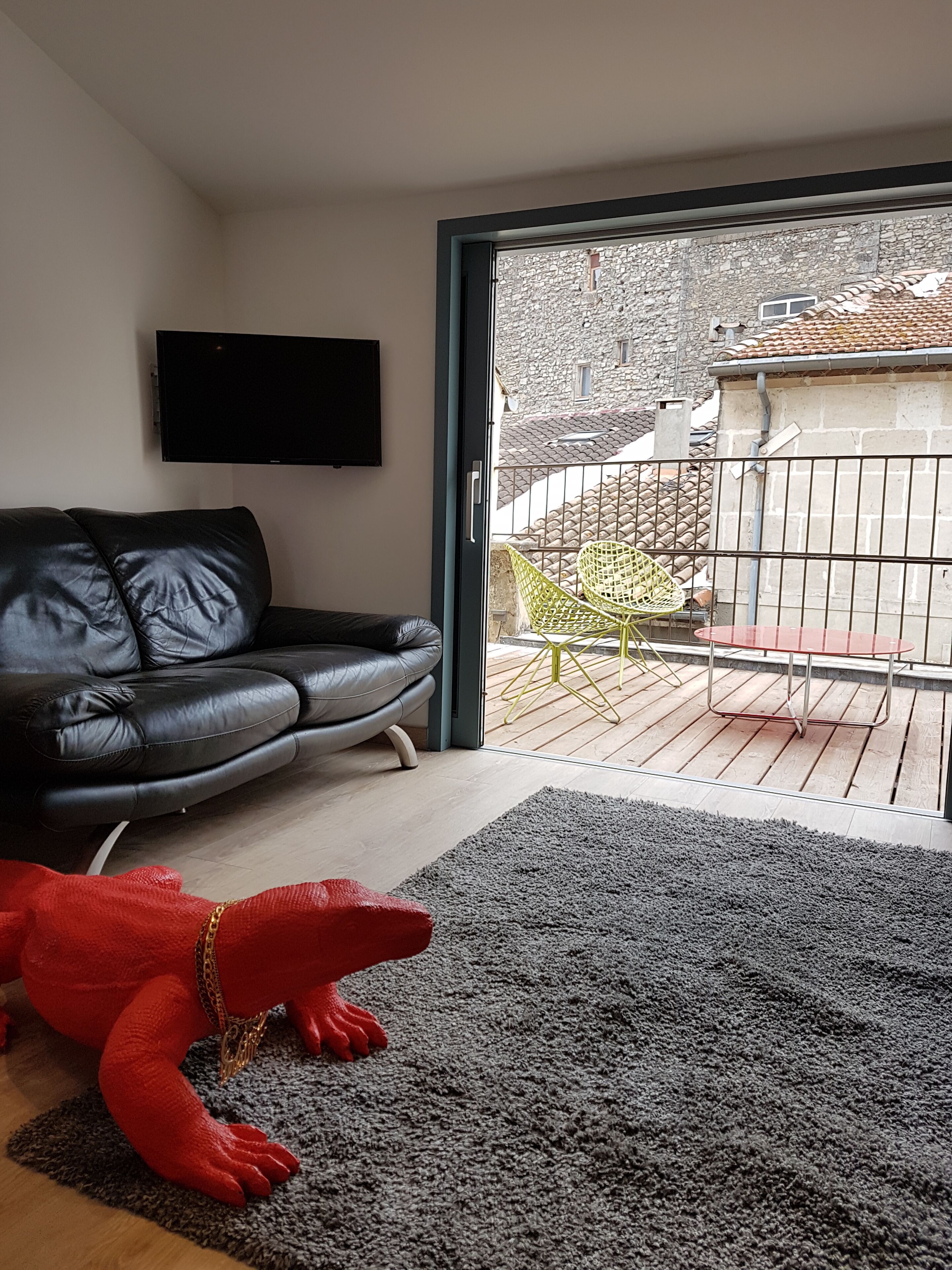 salon avec baie vitrée sur terrasse 