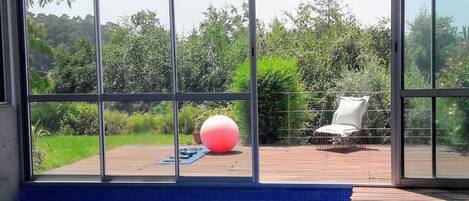 Een binnenzwembad en een verwarmd zwembad