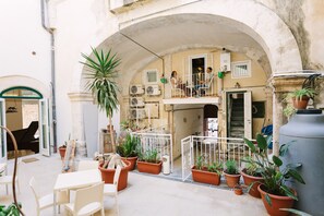 Outdoor dining - Theatre Wi fi House - modern design in the heart of ancient historyLuxury Apartment (Siracusa)