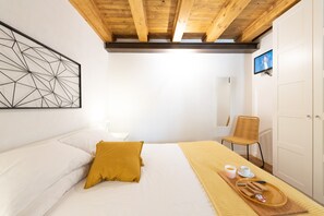2 bedrooms, iron/ironing board, WiFi, bed sheets - Theatre Wi fi House - modern design in the heart of ancient historyLuxury Apartment (Siracusa)