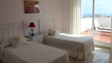 4 slaapkamers, een kluis op de kamer, een strijkplank/strijkijzer