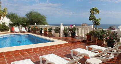 Villa con piscina privada y vistas al mar 