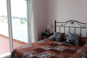 4 makuuhuonetta, tallelokero huoneessa, silitysrauta/-lauta