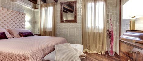 2 chambres, fer et planche à repasser, lit de bébé portatif