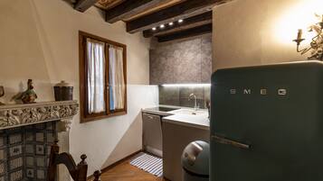 Réfrigérateur, micro-ondes, plaque de cuisson, lave-vaisselle