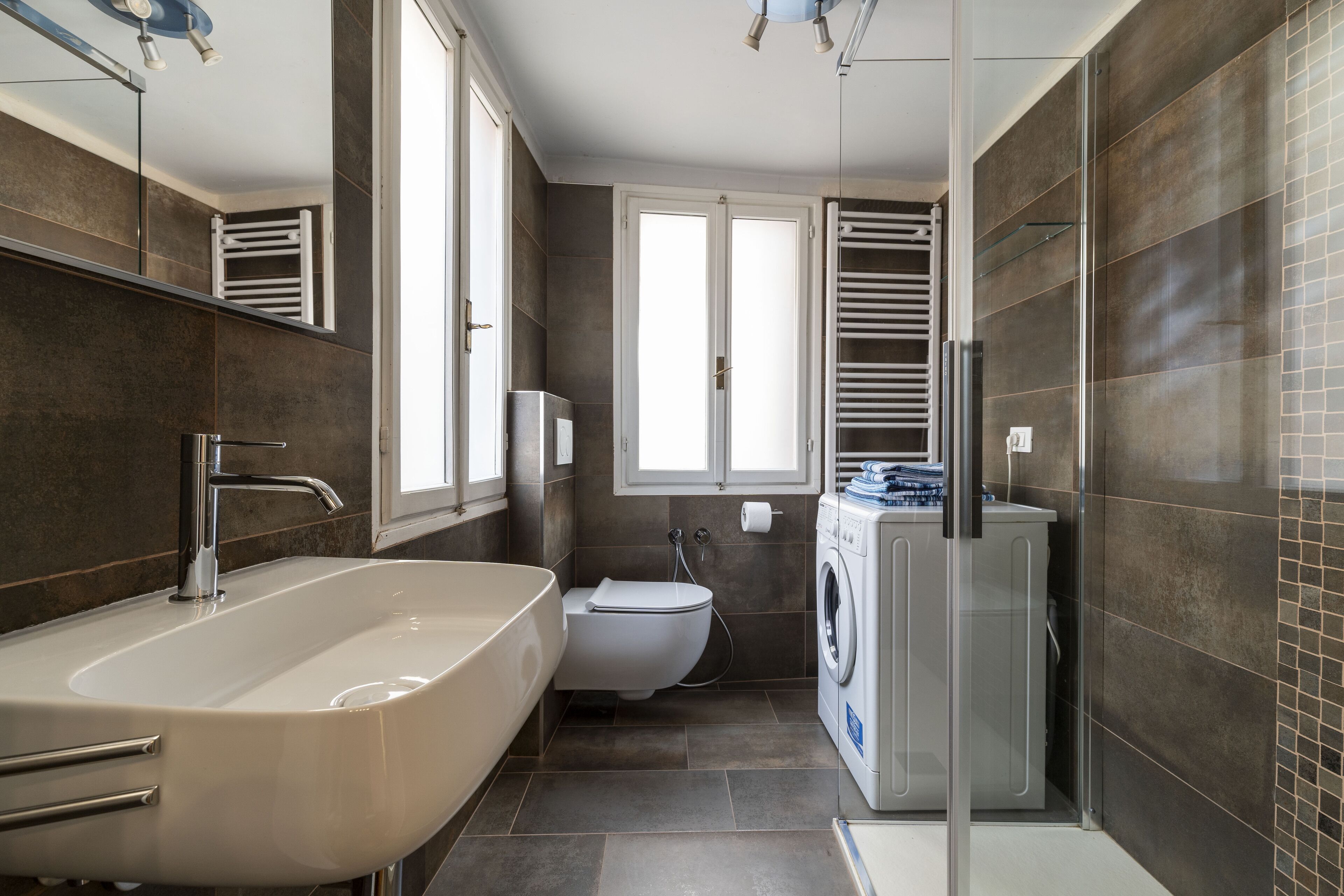 Een douche, een haardroger, een bidet, handdoeken